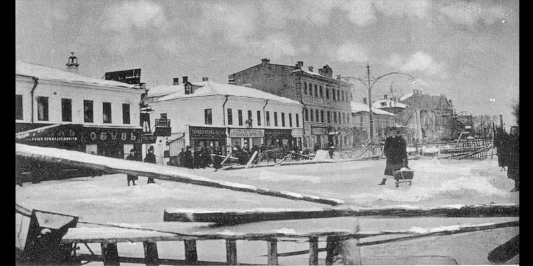 Вид забарикаддированной Долгоруковской улицы у дома Афремова 1905 г.
