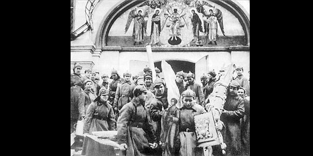 Красноармейцы на субботнике выносят церковное имущество из Симонова монастыря 1918 г. 