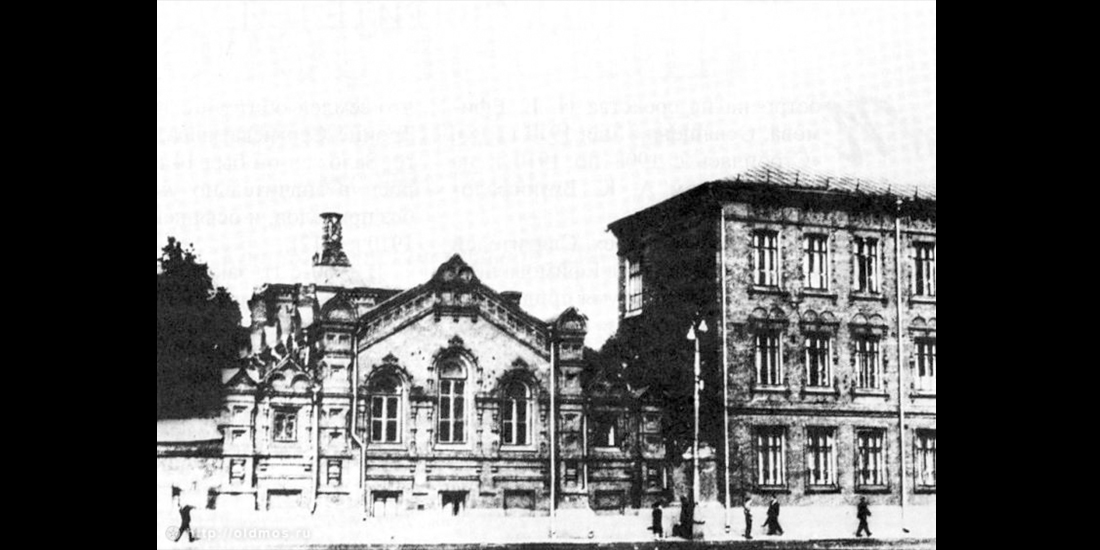 Вид на храм Архангела Рафаила и бывшую женскую гимназию 1969 г.