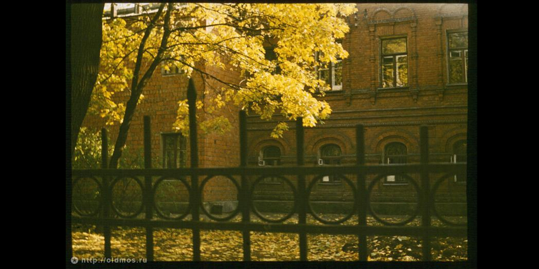 Вид на монашеские келии из парка 1973 г. Из семейного архива С.Бражникова