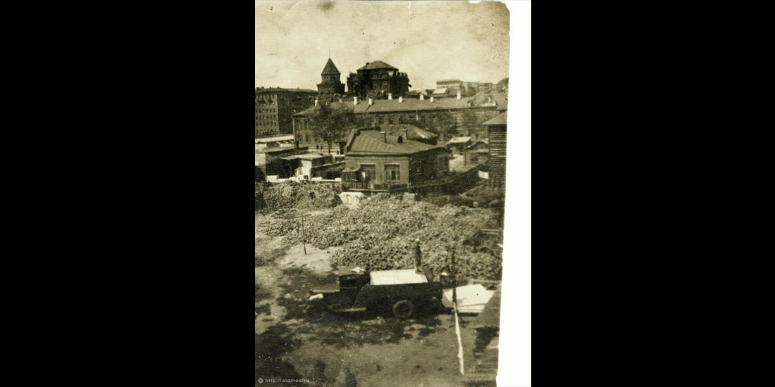 Вид на храм Всемилостивого Спаса с разрушенной колокольней и куполами 1935 - 1945 гг.