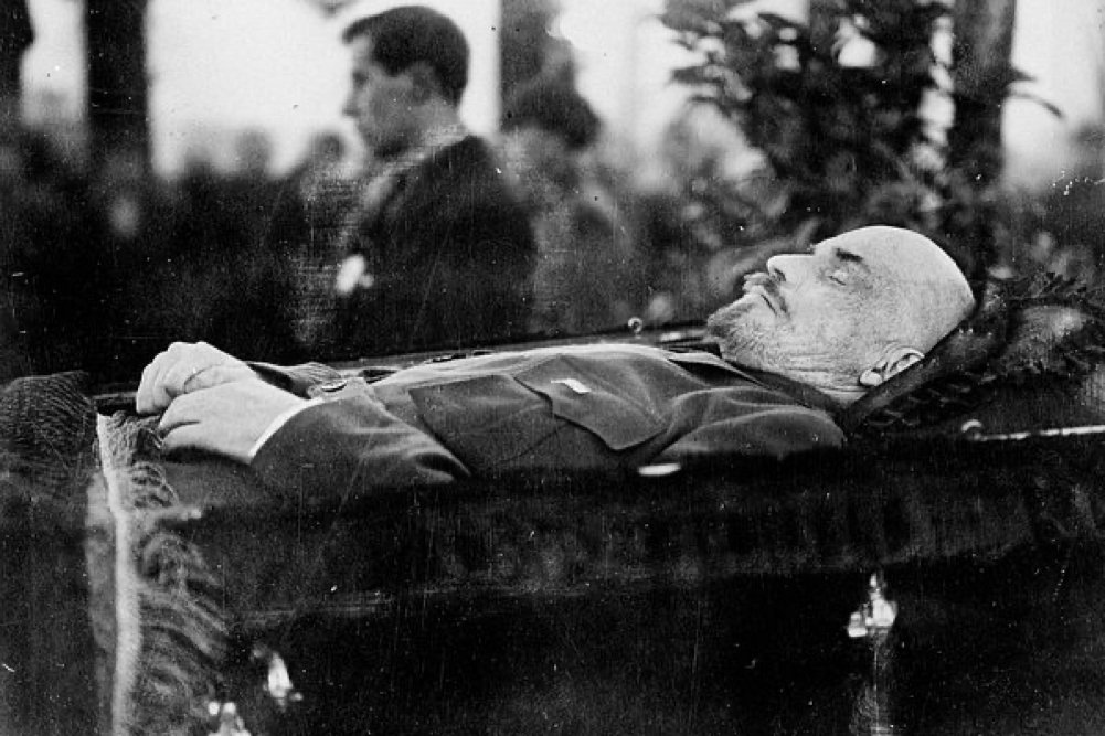 «Он просил дать ему яду». 100 лет назад умер Ленин. Как его смерть изменила ход истории?