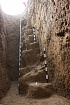 Входная яма катакомбы с древними ступеньками после полной расчистки, глубина около 7 м.
Вид со дна входной ямы со стороны перехода в подземную погребальную камеру