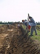 Зачистка стратиграфической стенки в ходе раскопок насыпи
