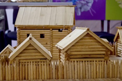Модель реконструкции новгородской усадьбы на стенде кафедры археологии