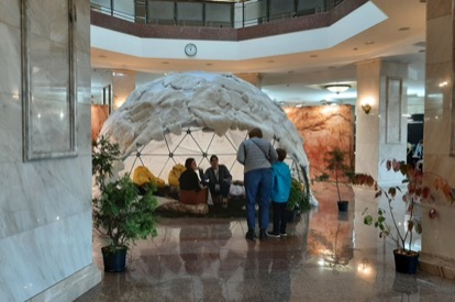 Стенд «Жилище палеолитического художника» на выставочной площадке в Фундаментальной библиотека МГУ